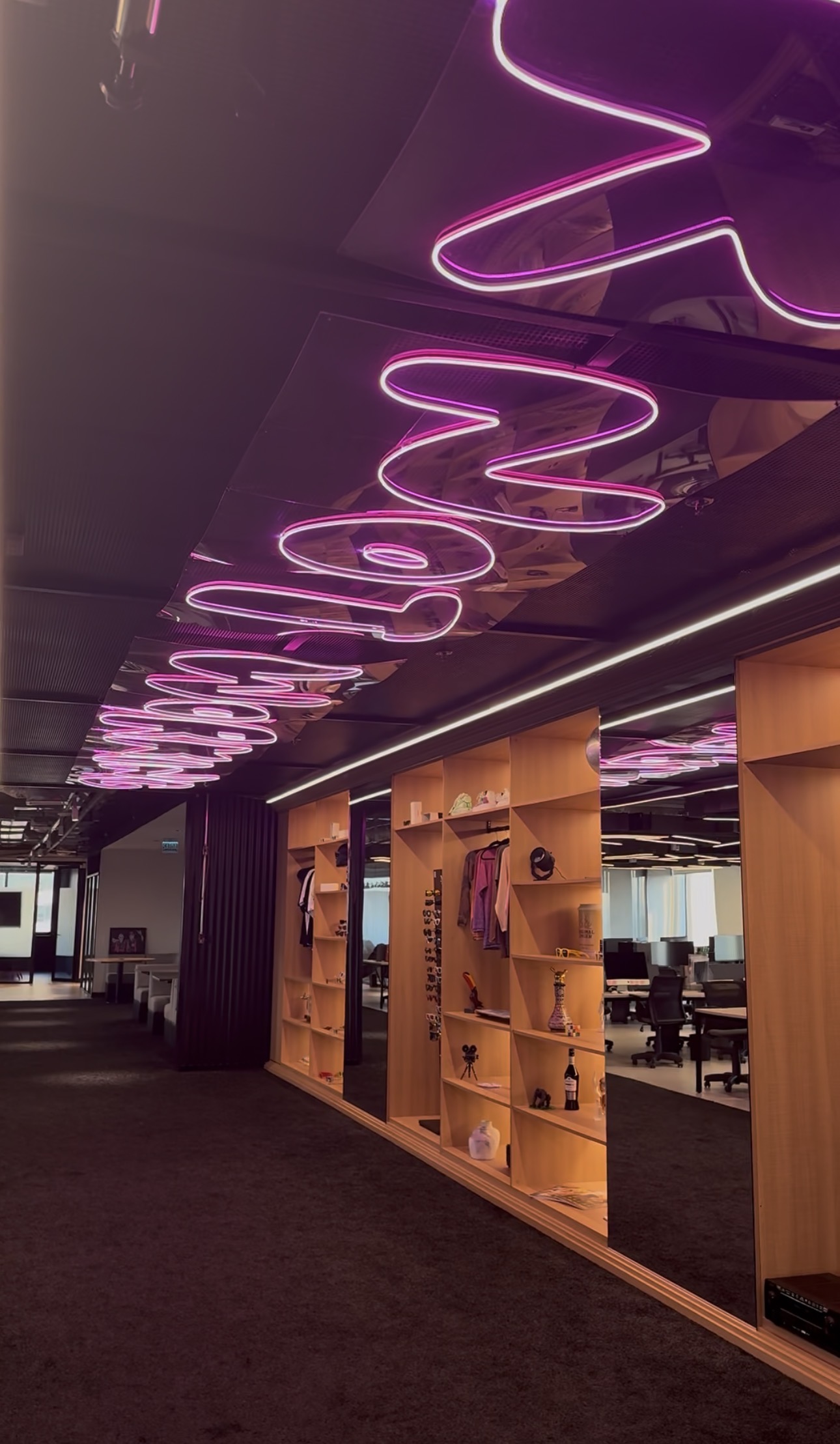 Showroom Futury com neon